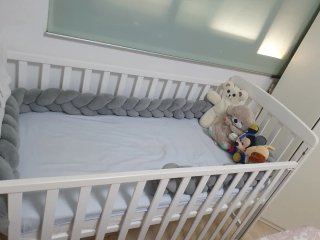 Cuna blanca de madera con colchón