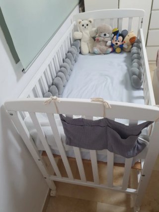 Cuna blanca de madera con colchón