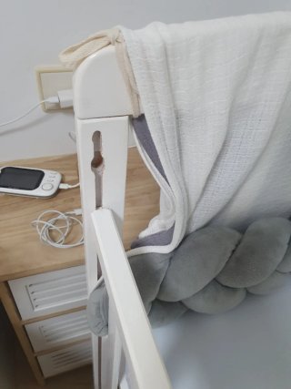 Cuna blanca de madera con colchón
