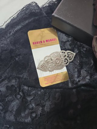 Mantilla, Peineta, Broche y Guantes