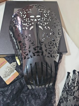 Mantilla, Peineta, Broche y Guantes
