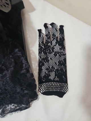 Mantilla, Peineta, Broche y Guantes