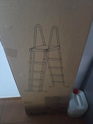 Escalera piscina Intex Deluxe 1.32m nueva en caja