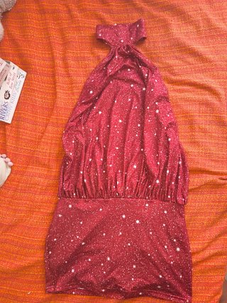 Vestido rojo con estampado de estrellas.