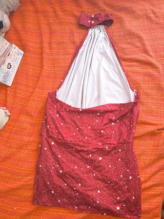 Vestido rojo con estampado de estrellas.
