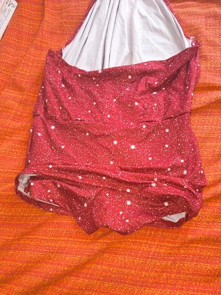 Vestido rojo con estampado de estrellas.