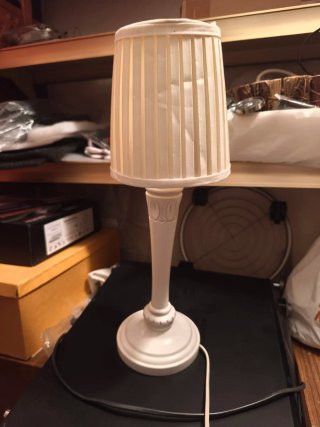 Lámpara de mesa blanca