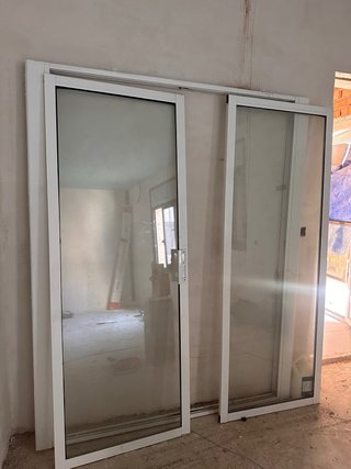 Puerta corredera aluminio blanco con cristal