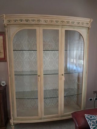 Vetrina in legno e vetro