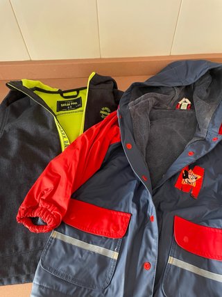 Abrigos niño azul y rojo