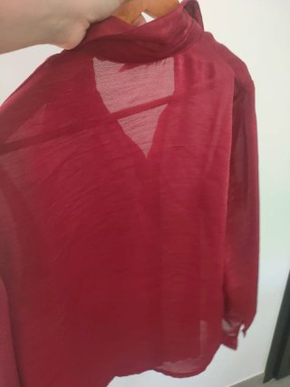 Camisa Paz Torres, color Burdeos Tornasolada