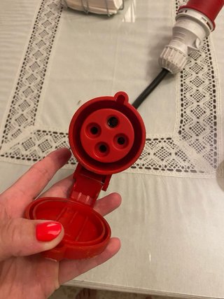 Conector industrial rojo y blanco