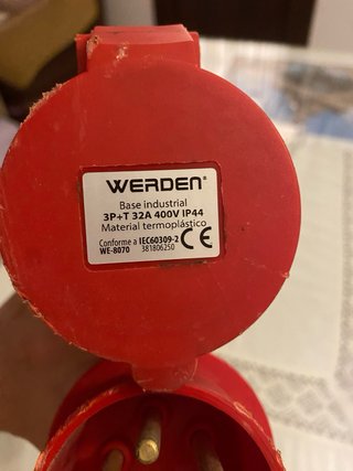 Conector industrial rojo y blanco