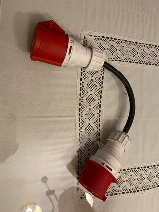 Conector industrial rojo y blanco