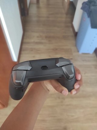 Mando multiplataforma marca GameSir con luces RGB