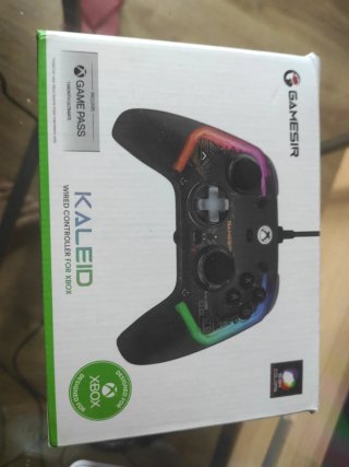 Mando multiplataforma marca GameSir con luces RGB