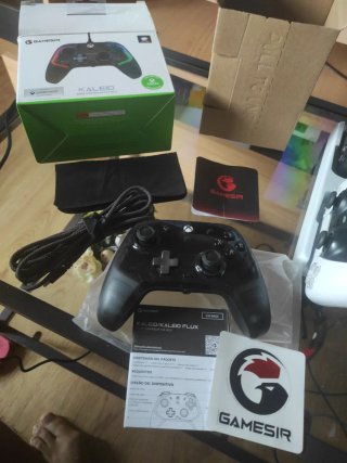 Mando multiplataforma marca GameSir con luces RGB