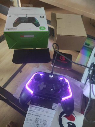 Mando multiplataforma marca GameSir con luces RGB