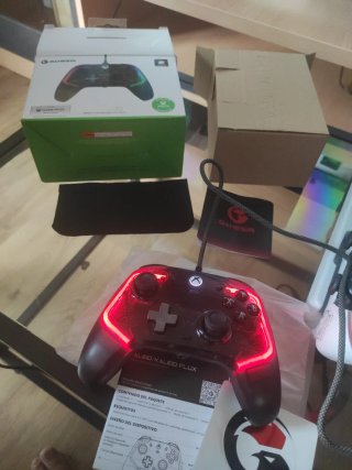 Mando multiplataforma marca GameSir con luces RGB