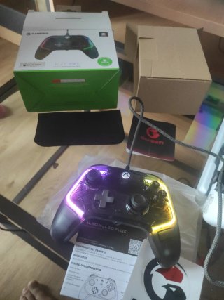 Mando multiplataforma marca GameSir con luces RGB