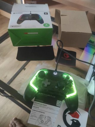 Mando multiplataforma marca GameSir con luces RGB