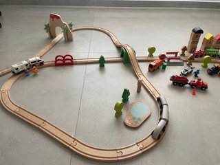 Tren de madera con accesorios