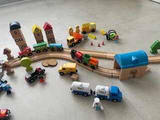 Tren de madera con accesorios