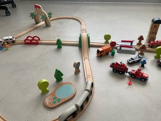 Tren de madera con accesorios