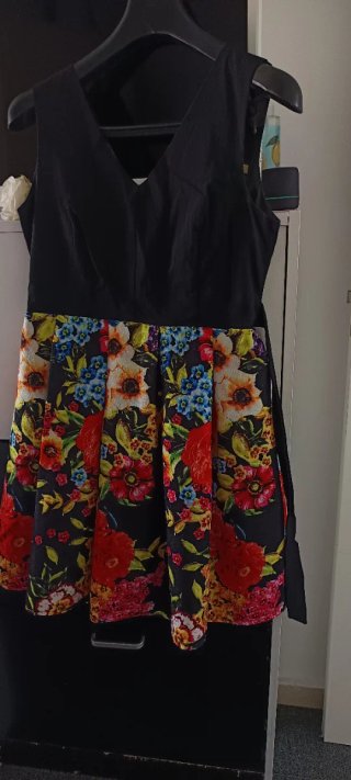Vestido de fiesta negro con estampado floral