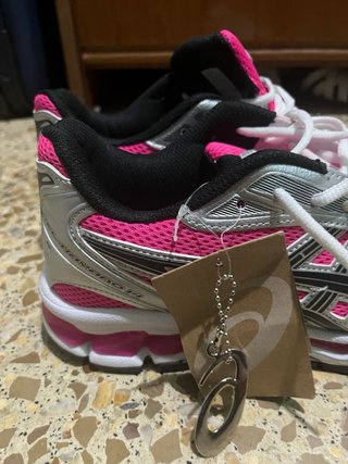 Zapatillas deportivas nuevas rosas y plateadas