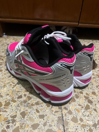 Zapatillas deportivas nuevas rosas y plateadas