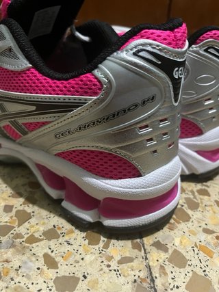 Zapatillas deportivas nuevas rosas y plateadas