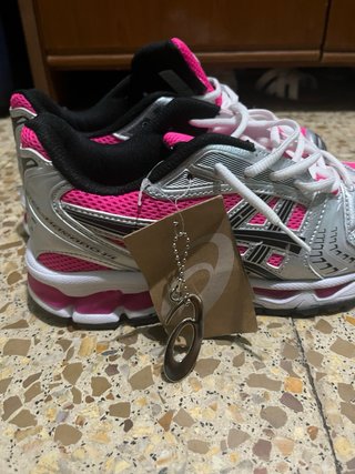 Zapatillas deportivas nuevas rosas y plateadas