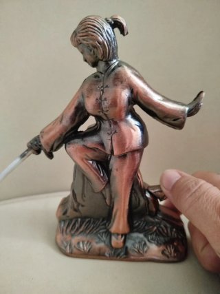 Isqueiro vintage guerreira com espada