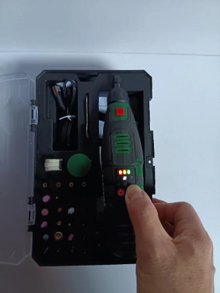 Taladro tipo Dremel Parkside con accesorios