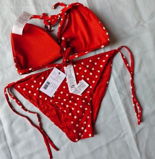Bikini de lunares estilo pin-up rojo y blanco