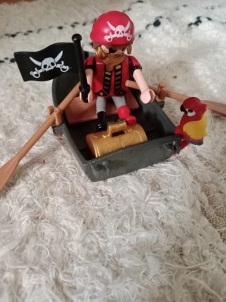 Barca pirata con tesoro y loro