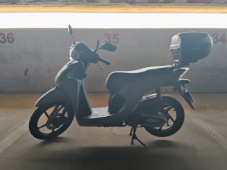 Honda Vision 110 CC gris con baúl