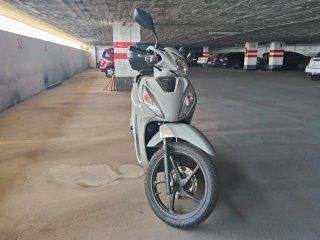Honda Vision 110 CC gris con baúl