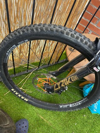 Llanta delantera 29” DT Swiss E532 con Maxxis