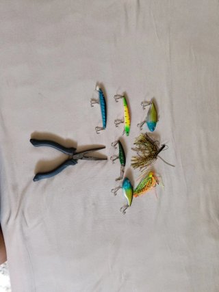 Señuelos de pesca variados