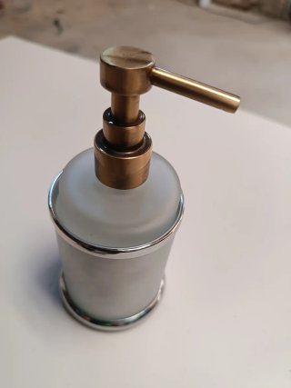 Dispensador de jabón cada uno a 1 0 euros metálico