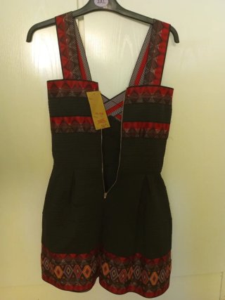 Vestido negro con adornos étnicos