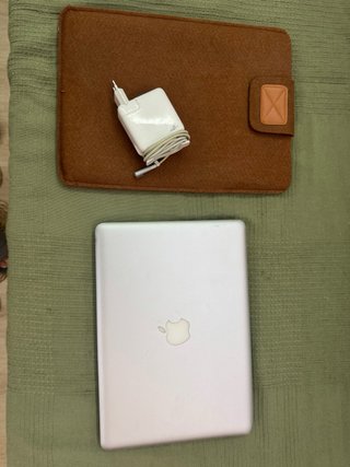 MacBook Pro Apple + Funda y Cargador