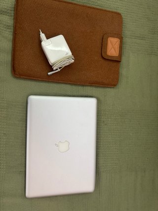 MacBook Pro Apple + Funda y Cargador