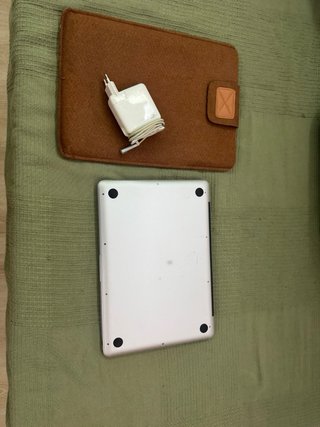 MacBook Pro Apple + Funda y Cargador