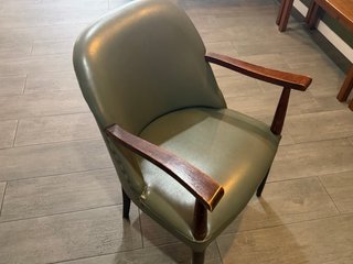 Sillón de cuero verde y madera