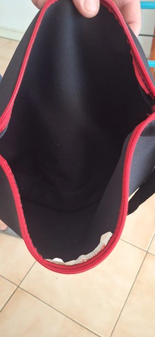 Mochila de trabajo negra y roja
