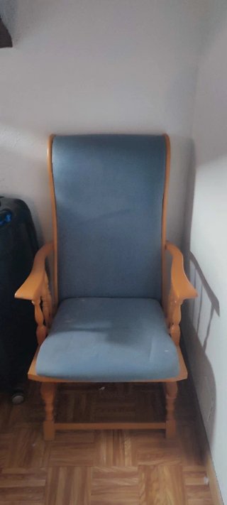 Mecedora antigua azul y madera