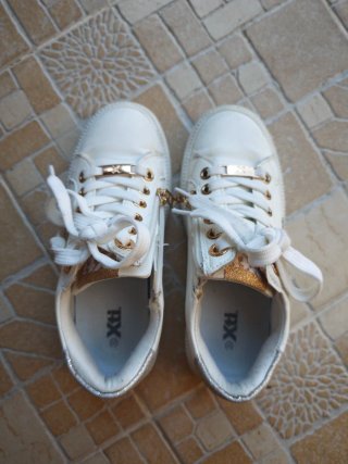 Zapatillas XTI niña blancas y doradas